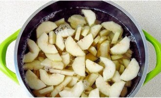 Aboqueu aigua a la cassola i afegiu-hi la llimona, carregueu la fruita.