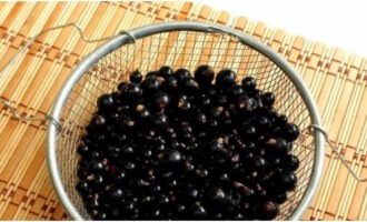 Pinag-uuri namin ang mga berry at tinanggal ang lahat ng mga sanga at dahon, banlawan at ilagay sa isang salaan.