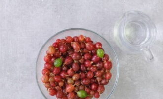 Chúng tôi rửa quả mọng và loại bỏ những quả hư hỏng.