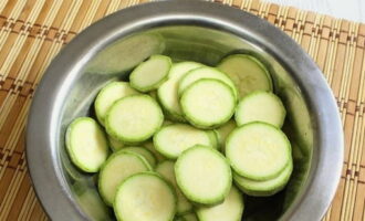 Rau sau khi rửa sạch sẽ thái mỏng.