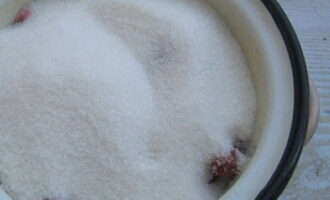 Upang mapupuksa ang mga insekto, i-dissolve ang isang kutsarita ng asin sa isang litro ng tubig. Ilagay ang mga berry sa isang salaan at isawsaw ang mga ito sa solusyon. Ang mga bug ay lulutang sa itaas. Inalis namin ang mga ito at hinuhugasan ang mga berry sa pamamagitan ng paglalagay sa kanila sa malinis na tubig. Patuyuin ang mga berry sa pamamagitan ng paglalagay sa mga napkin. Ilipat sa isang metal na tasa. Budburan ng butil na asukal.