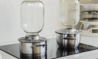 We wassen de pot van drie liter grondig met zuiveringszout en steriliseren deze met stoom. Kook het deksel apart.