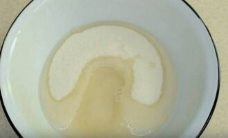 Aboqueu 1,5 tasses d'aigua neta en un recipient especial per fer melmelada i dissolgueu-hi la quantitat necessària de sucre.