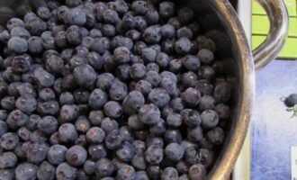 Magdagdag ng mga blueberries sa isang malaking kasirola. Ilagay sa mahinang apoy at kumulo, nanginginig ang mga nilalaman, hanggang sa lumabas ang katas.
