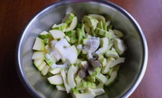 เพิ่มผักด้วยน้ำตาลเกลือและพริกไทยป่น เพิ่มผักด้วยน้ำตาลเกลือและพริกไทยป่น