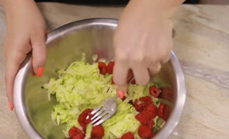 Curățați dovlecelul și dați-l pe răzătoare grosieră. Combinați produsul cu zmeura și zdrobiți totul împreună cu o furculiță. Curățați dovlecelul și dați-l pe răzătoare grosieră. Combinați produsul cu zmeura și zdrobiți totul împreună cu o furculiță.