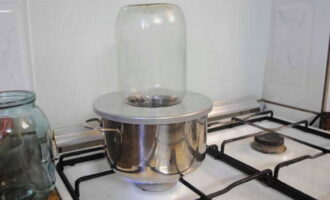 Remullar els pots en una solució de refresc i després esbandir-los sota l'aixeta. Esterilitzar al vapor o al forn.