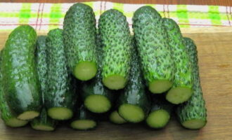 Pagkatapos ng lubusan na paghuhugas ng mga pipino, inalis namin ang mga ito mula sa mga dulo. Maaari mong putulin ang mga dulo pagkatapos magbabad.