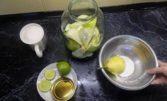 Chúng tôi loại bỏ trái cây khỏi thân và lõi, cắt chúng thành từng đoạn. Đặt trái cây vào lọ sạch.