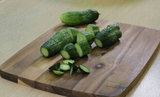 După înmuiere, clătiți bine castraveții, îndepărtați capetele și tăiați felii de până la 3 cm grosime.