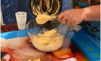 En un altre bol, barregeu bé la crema agra i el sucre i afegiu-ho a la massa de quallada.