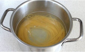 Pakuluan ang 1.5 litro ng malinis na tubig sa isang kasirola at pakuluan ang spaghetti hanggang al dente, dahil mahalagang hindi ito ma-overcook.