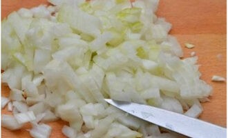 Gọt vỏ hành tây và cắt nhỏ chúng.