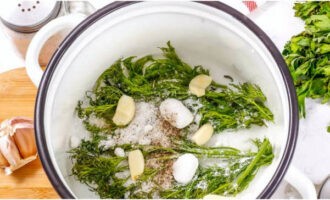 Verwijder laag voor laag de schil van de knoflookteentjes, snij in plakjes en voeg toe aan de rest van de ingrediënten. Verwijder laag voor laag de schil van de knoflookteentjes, snij in plakjes en voeg toe aan de rest van de ingrediënten.