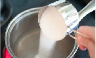 Giet suiker in het water. Roer en laat nog een paar minuten sudderen tot er een homogene siroop ontstaat.