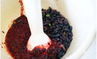Puneți fructele de pădure într-un castron adânc și treceți-le în piure folosind un piure sau un blender de imersie.