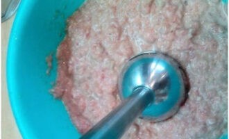 Amestecați conținutul cu un blender de imersie până la omogenizare și omogenizare.
