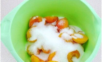 Col·loqueu els albercocs en un bol profund i no oxidant. Afegiu-hi la quantitat especificada de sucre. Col·loqueu els albercocs en un bol profund i no oxidant. Afegiu-hi la quantitat especificada de sucre.
