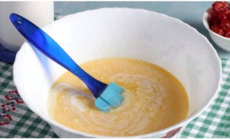 Desfeu la mantega al microones o al bany maria, deixeu-la refredar i aboqueu-la a la massa – remeneu. Combina les dues mescles.