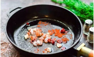Tillsätt sedan alla nödvändiga kryddor och låt oljan koka upp. Tillsätt nu vatten, vinäger och citronsaft - koka upp och ta ett prov; om något saknas, tillsätt.