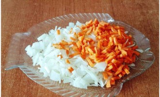 Gọt vỏ hành tây và cà rốt và cắt thành dải.