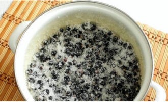 Budburan ang mga pinatuyong currant na may butil na asukal at ihalo nang lubusan.