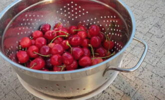 Pinag-uuri at hinuhugasan namin ng mabuti ang mga cherry.