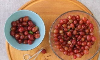 Sử dụng kéo tiện lợi để cắt tóc đuôi ngựa.