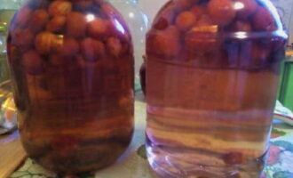 Ibuhos ang butil na asukal sa isang kasirola at alisan ng tubig ang mga garapon. Upang gawin ito, gumamit ng isang takip na may mga butas o isang colander. Takpan ang mga garapon na may mga takip at pakuluan ang syrup.