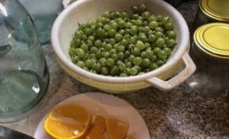 Doe de kruisbessen in een vergiet en spoel ze af onder stromend water. Snijd de sinaasappel in partjes en vergeet niet de zaadjes te verwijderen.