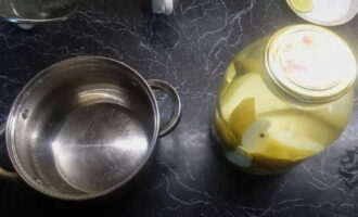 Đun sôi nước và đổ lê vào, đậy nắp và để ấm, để trong một phần ba giờ.