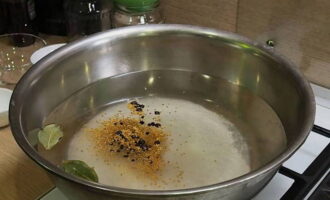 Pentru marinată, turnați 3 litri de apă curată într-un vas larg. Va rămâne un litru de marinată, dar trebuie să luați exact trei litri de apă, astfel încât toate feliile de castraveți să fie gătite în același timp. Dizolvati cantitatea necesara de sare si zahar in apa clocotita si adaugati condimentele si mustarul indicat in reteta.