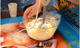 Suavitzar la mantega a temperatura ambient amb antelació. Passeu-ho a la massa de quallada i torneu a batre-ho tot amb una batedora.