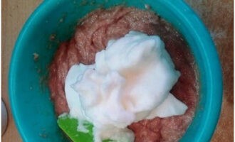 Bate albusurile spuma pana devin pufoase. Asezati-le in carnea tocata si amestecati usor cu o spatula de jos in sus.