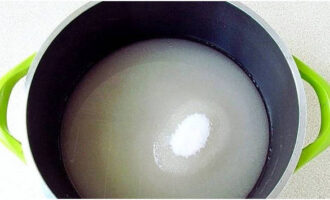 Aboqueu el sucre en un altre recipient ignífug i aboqueu-hi 250 ml de brou.
