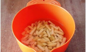 Chúng ta làm tương tự với khoai tây, đổ nước lạnh vào ống hút để giữ màu.