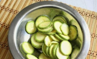 Sau khi xả hết chất lỏng, bóp nhẹ bí xanh.