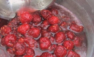 Kumuha kami ng isang sandok ng paghahanda ng raspberry at ibuhos ito sa isang kasirola na may makapal na ilalim.