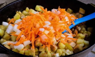 Înainte de prăjire, descărcați morcovii și ceapa și adăugați uleiul vegetal rămas.