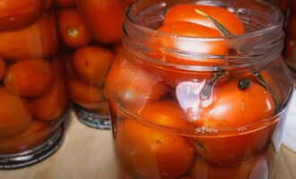 Se toarnă marinada peste roșii complet. Sigilați borcanele ermetic și puneți-le pe capace.