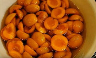Col·loqueu les meitats d'albercoc a l'almívar calent i submergiu-les completament amb una espàtula. Deixeu infusionar els albercocs a l'almívar durant 12 hores.