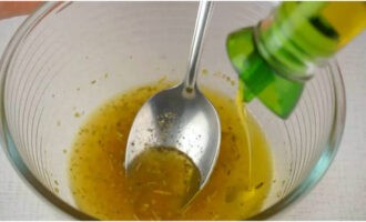 Keverjük össze az olívaolajat és a fűszereket egy tálban, vonjuk be a halat és tegyük 60 percre a hidegbe, hogy megázzon.