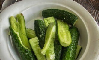 Chuyển những quả dưa chuột đã cắt vào tô salad sâu lòng.