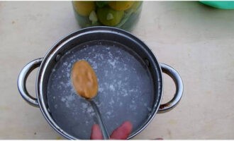 Se toarnă apă rece curată într-o cratiță și se dizolvă în ea cantitatea de sare cu zahăr și muștar de masă sau pudră de muștar indicată în rețetă.