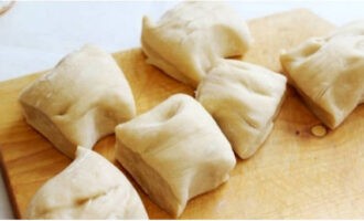 Cắt bột thành từng đoạn.