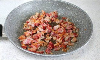 Init ang langis ng oliba sa isang kawali at iprito ang hiniwang brisket sa loob nito. Piliin ang antas ng langutngot ayon sa iyong panlasa.