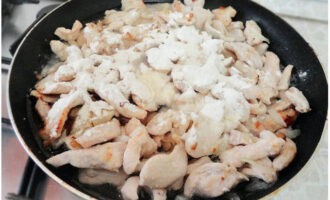 Rắc bột mì lên, trộn đều mọi thứ và chiên thêm vài phút nữa.