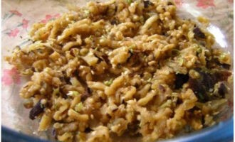 Chúng tôi làm tương tự với cà tím. Bạn có thể xay nó trong máy xay hoặc cho qua máy xay thịt.