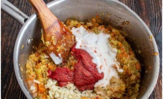 Passat el temps especificat, afegiu maionesa, pasta de tomàquet, vinagre de sidra de poma, sucre i sal a les verdures. Cuini a foc lent durant 30 minuts més, remenant de tant en tant.