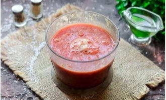 Poseu els tomàquets i els alls en un bol de la batedora. Tritureu fins a obtenir una pasta homogènia. Poseu els tomàquets i els alls en un bol de la batedora. Tritureu fins a obtenir una pasta homogènia.